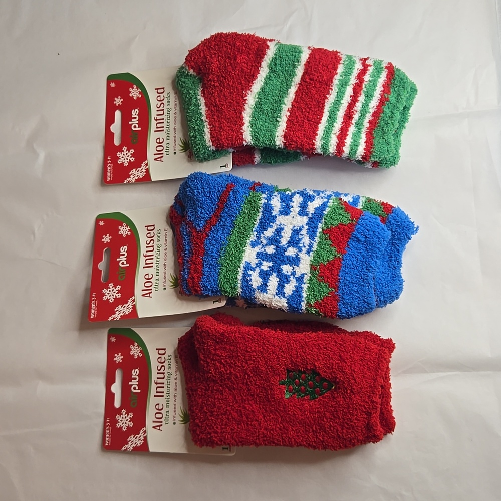 NWT 3 Pairs Aloe Infused Ultra Moisturizing Socks Infused with Aloe & Vitamin E
